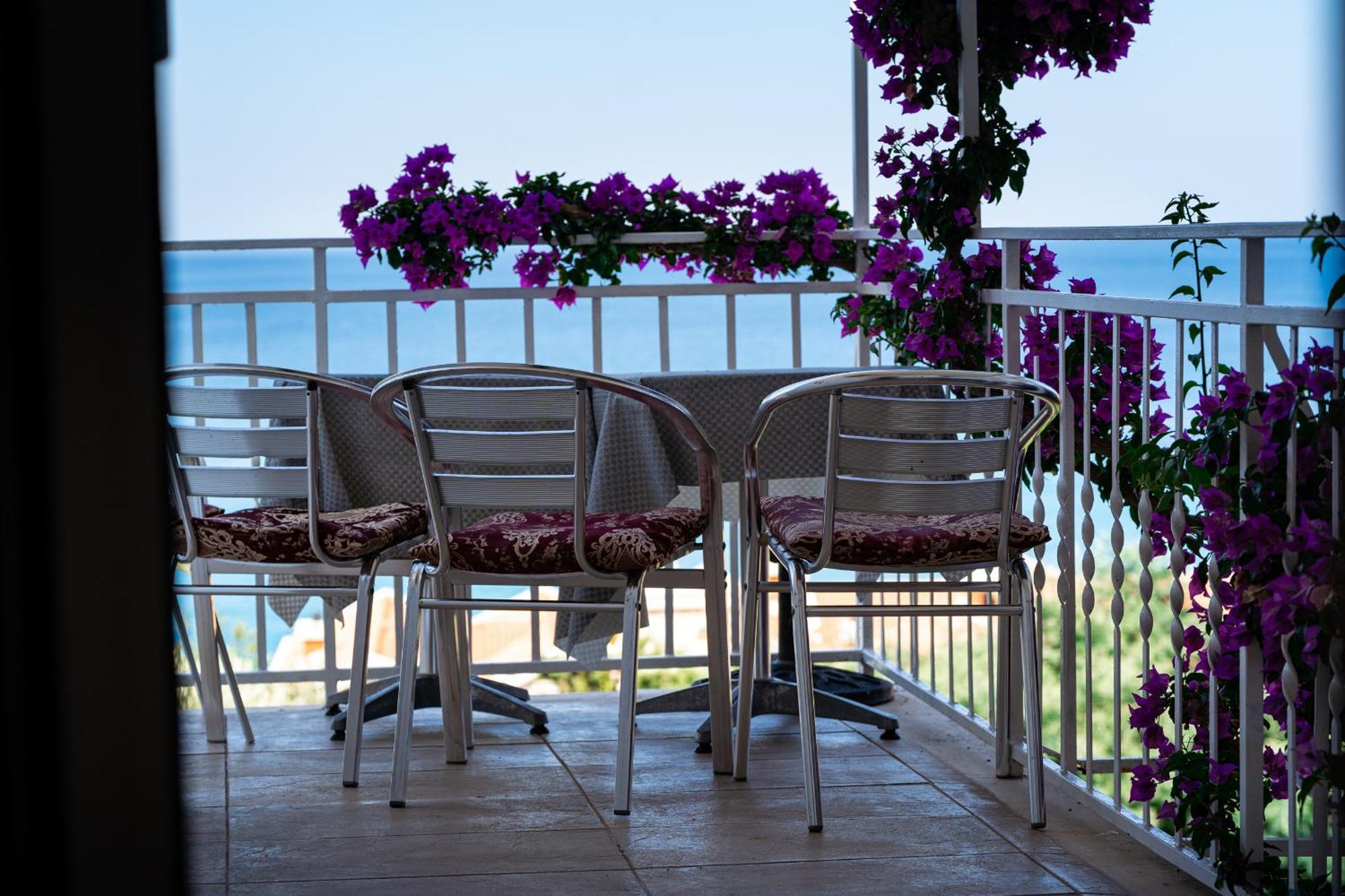 Sun Rose Apartments Sveti Stefan Bagian luar foto