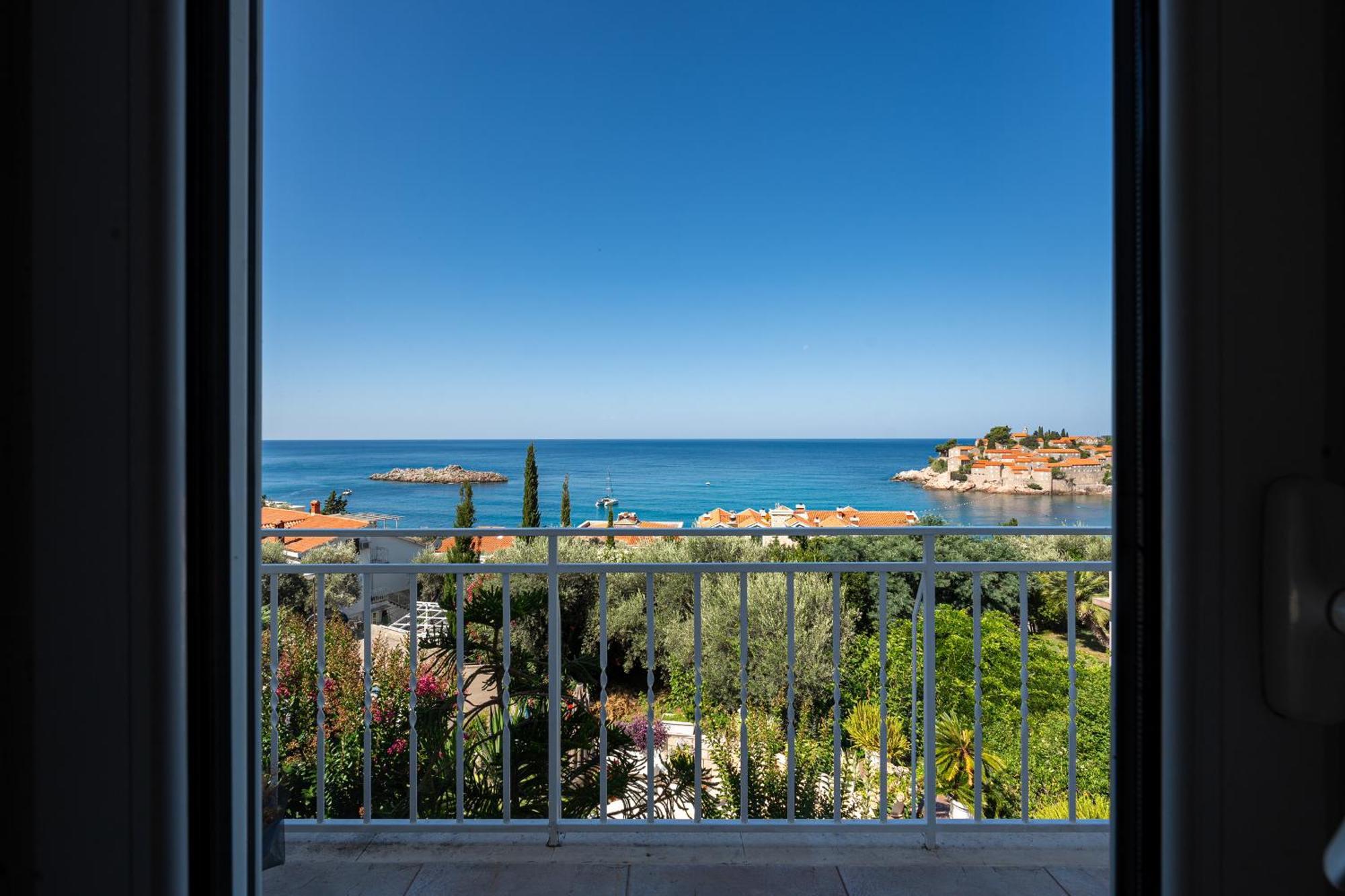 Sun Rose Apartments Sveti Stefan Bagian luar foto