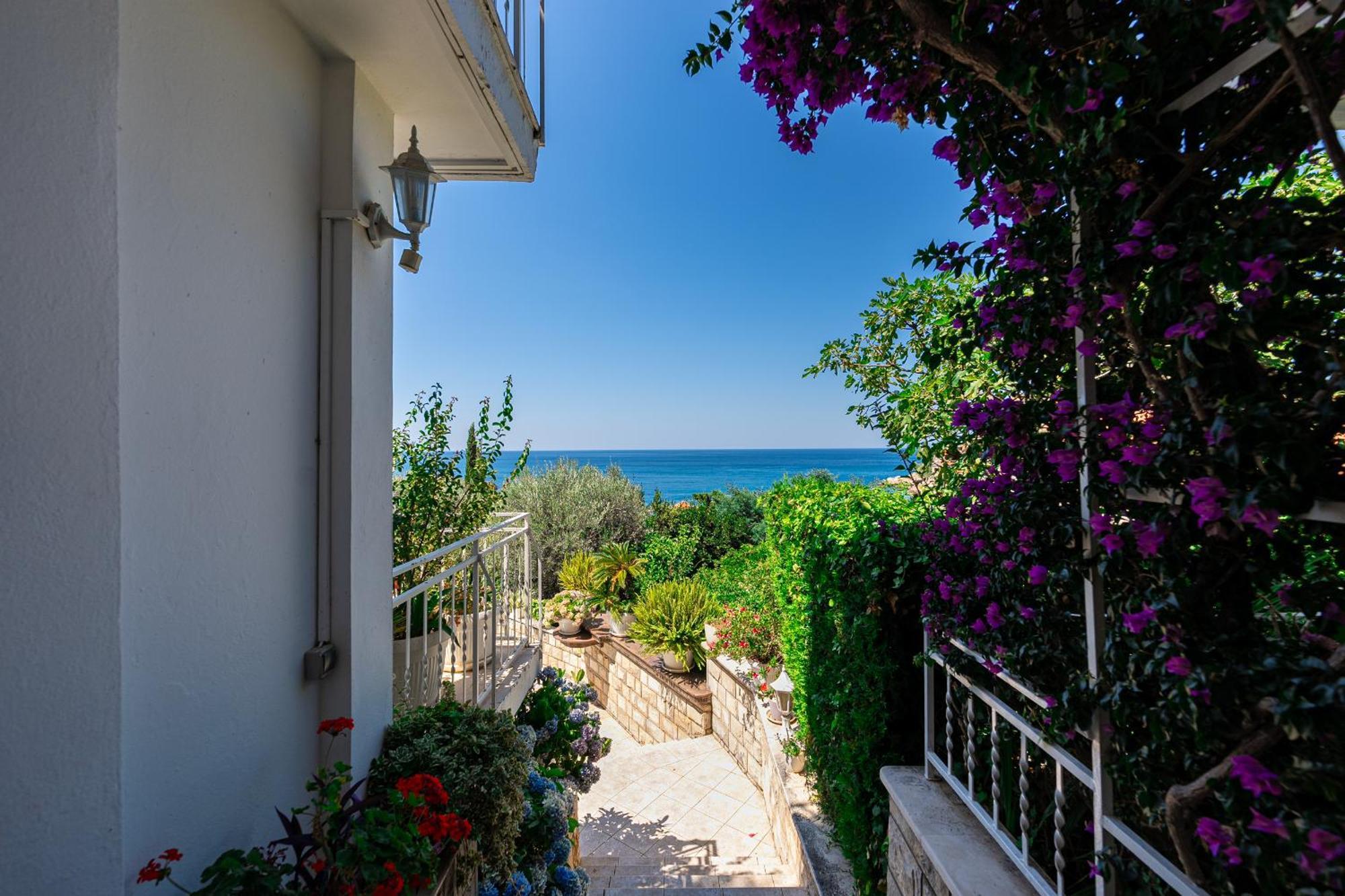 Sun Rose Apartments Sveti Stefan Bagian luar foto