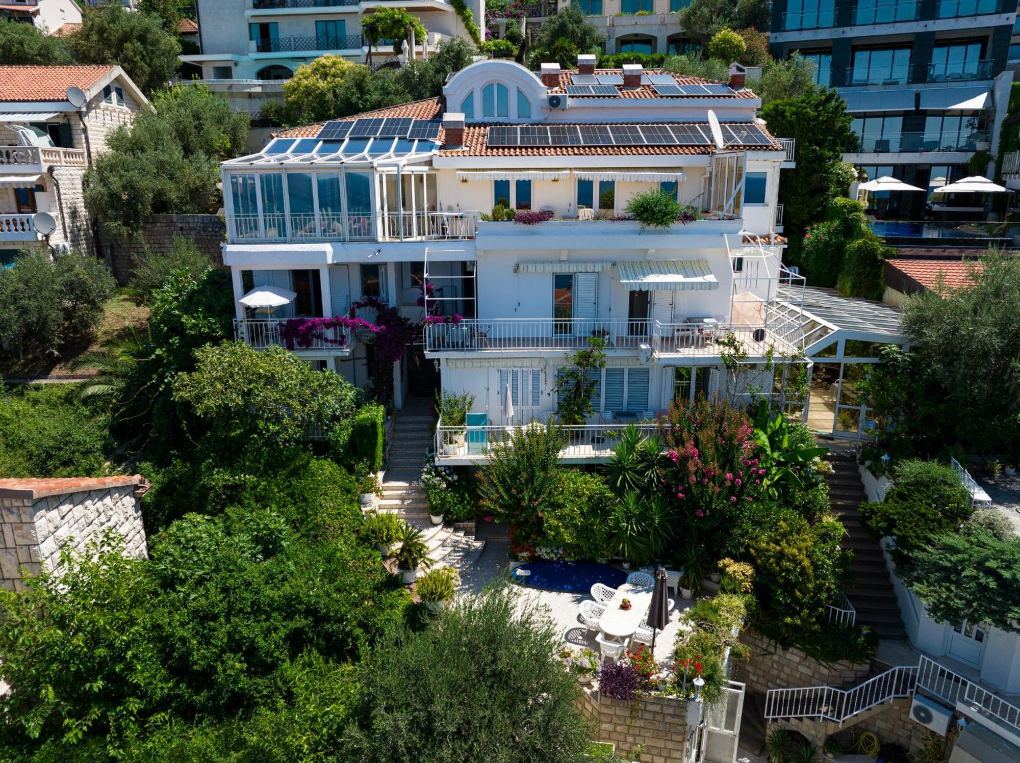 Sun Rose Apartments Sveti Stefan Bagian luar foto