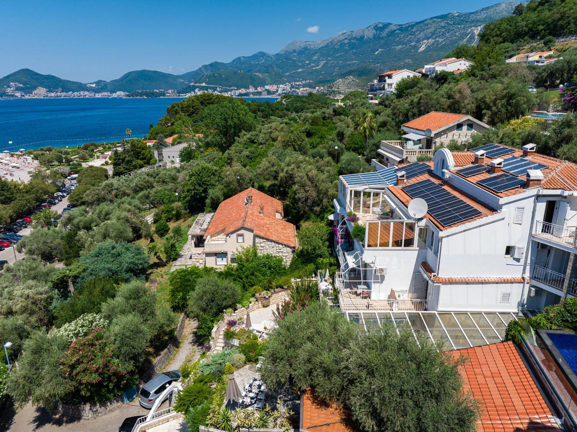 Sun Rose Apartments Sveti Stefan Bagian luar foto