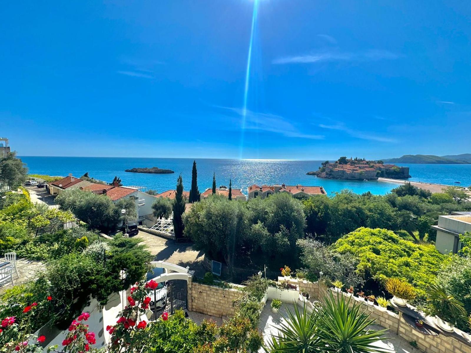 Sun Rose Apartments Sveti Stefan Bagian luar foto