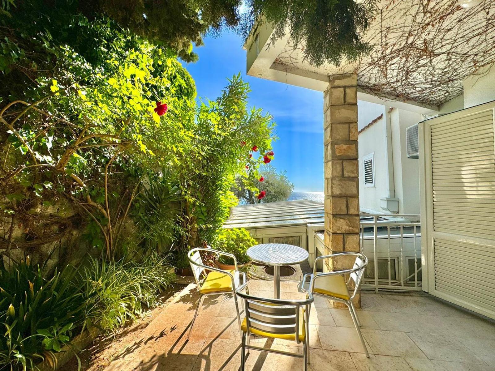 Sun Rose Apartments Sveti Stefan Bagian luar foto