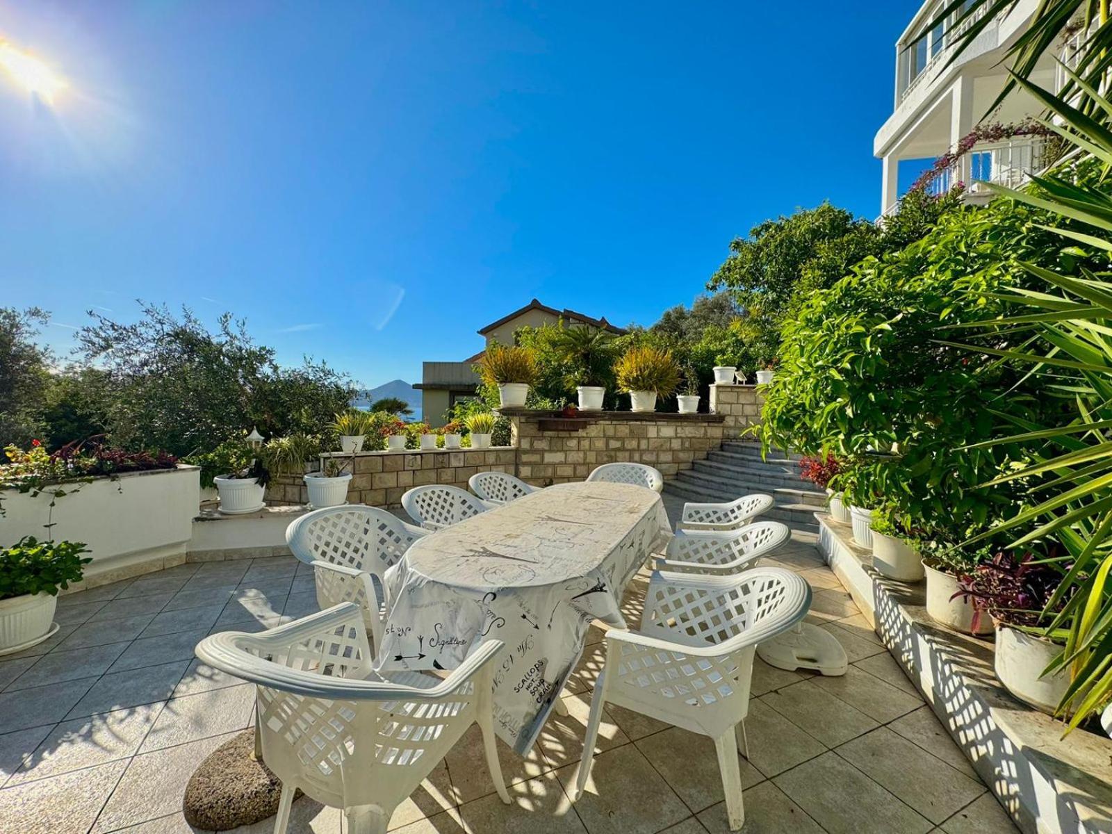 Sun Rose Apartments Sveti Stefan Bagian luar foto